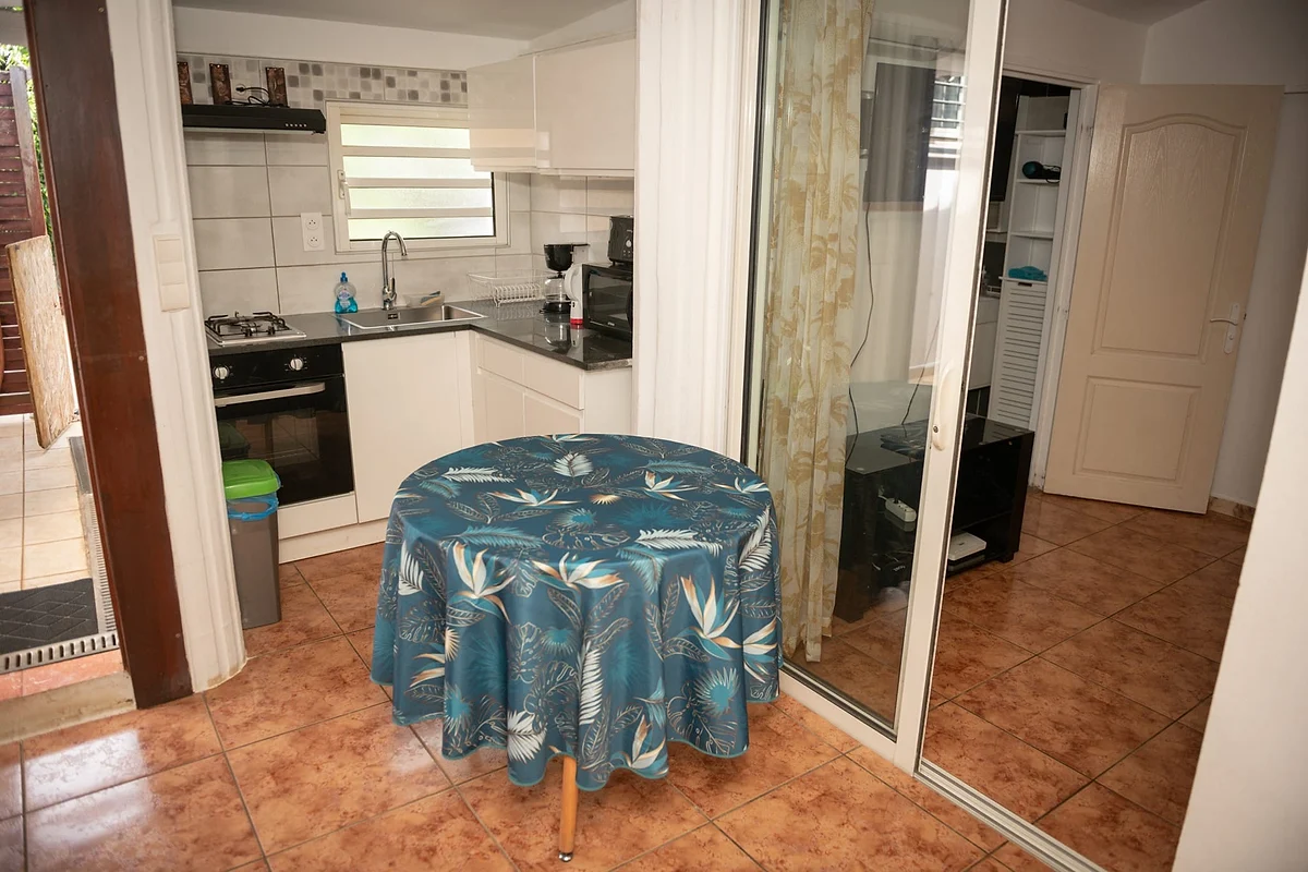 La salle à manger et la cuisine du bungalow