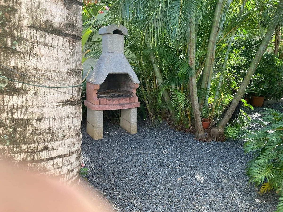 Le barbecue en pierre au milieu du jardin