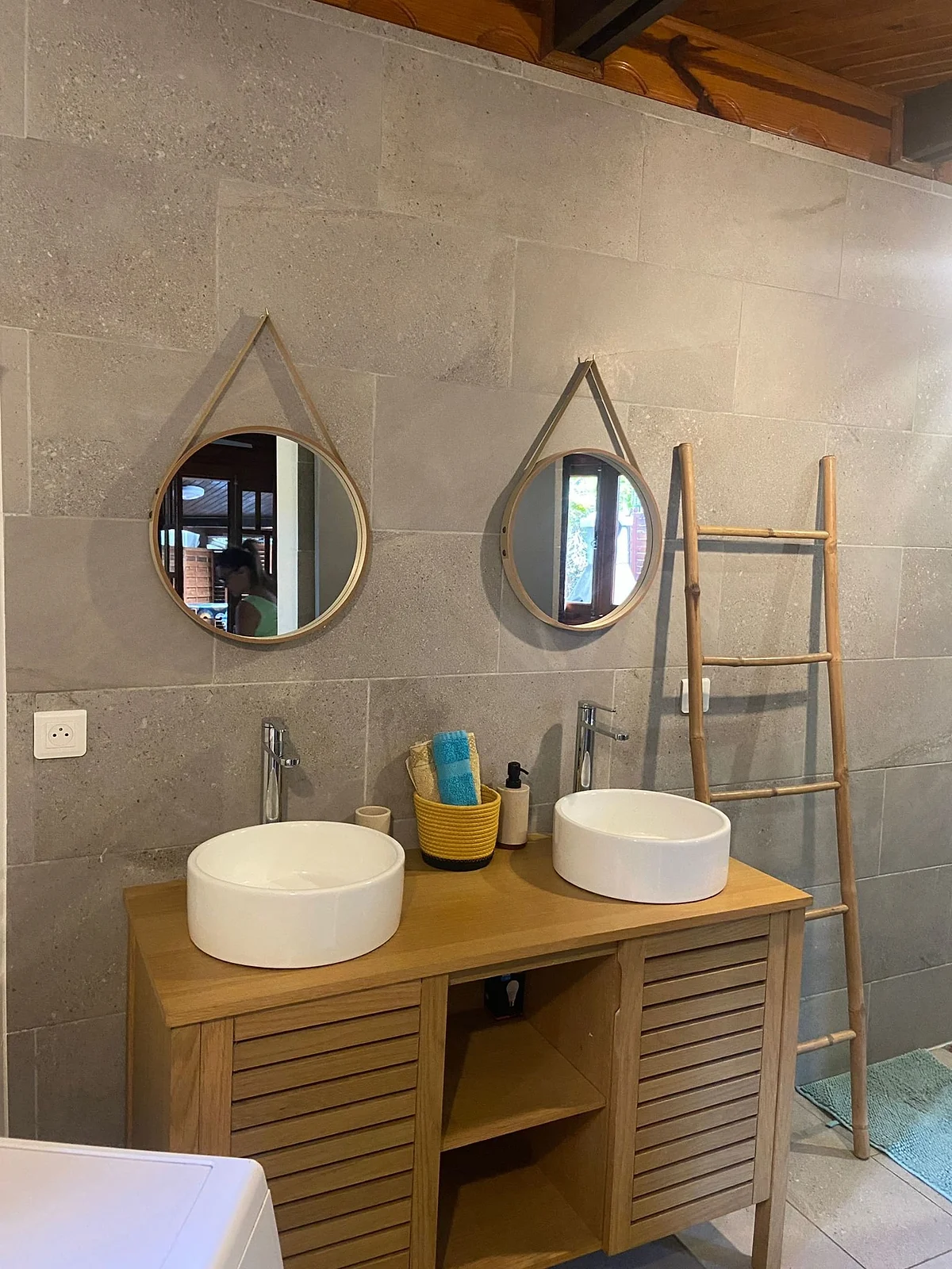 Les deux vasques de la salle de bain et leurs miroirs ronds