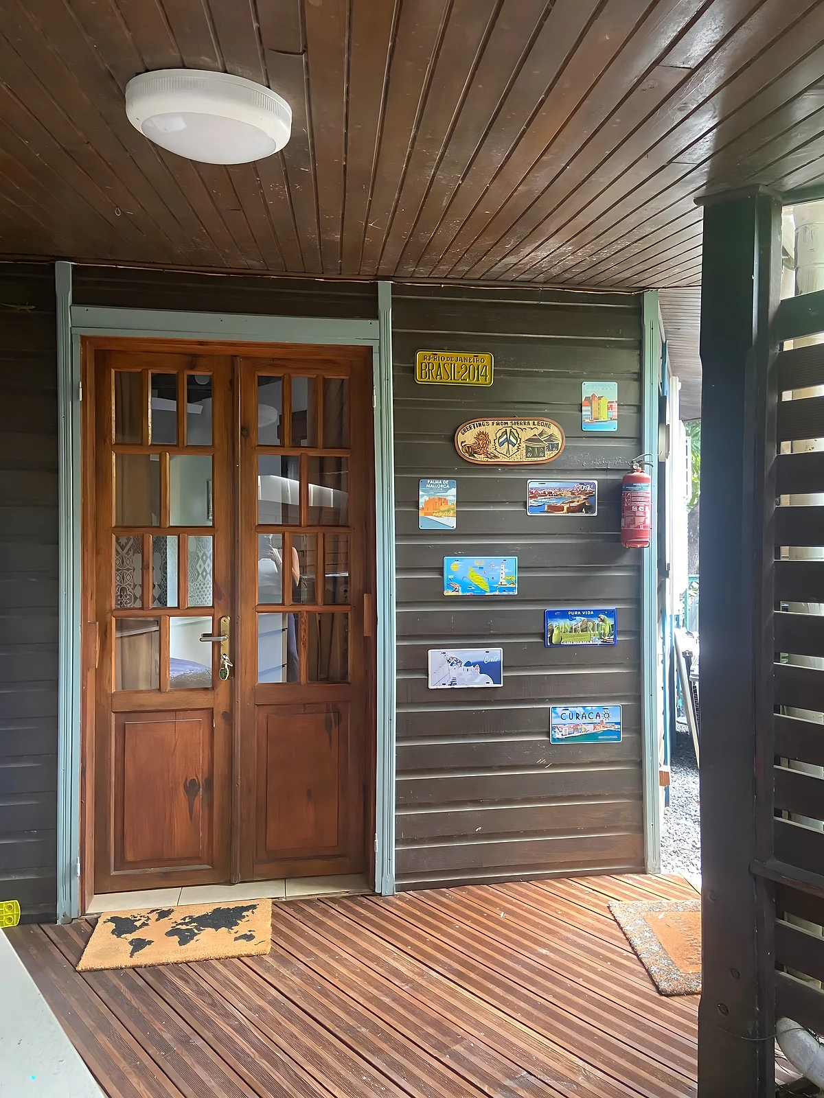 L'entrée du chalet et sa porte vitrée en bois