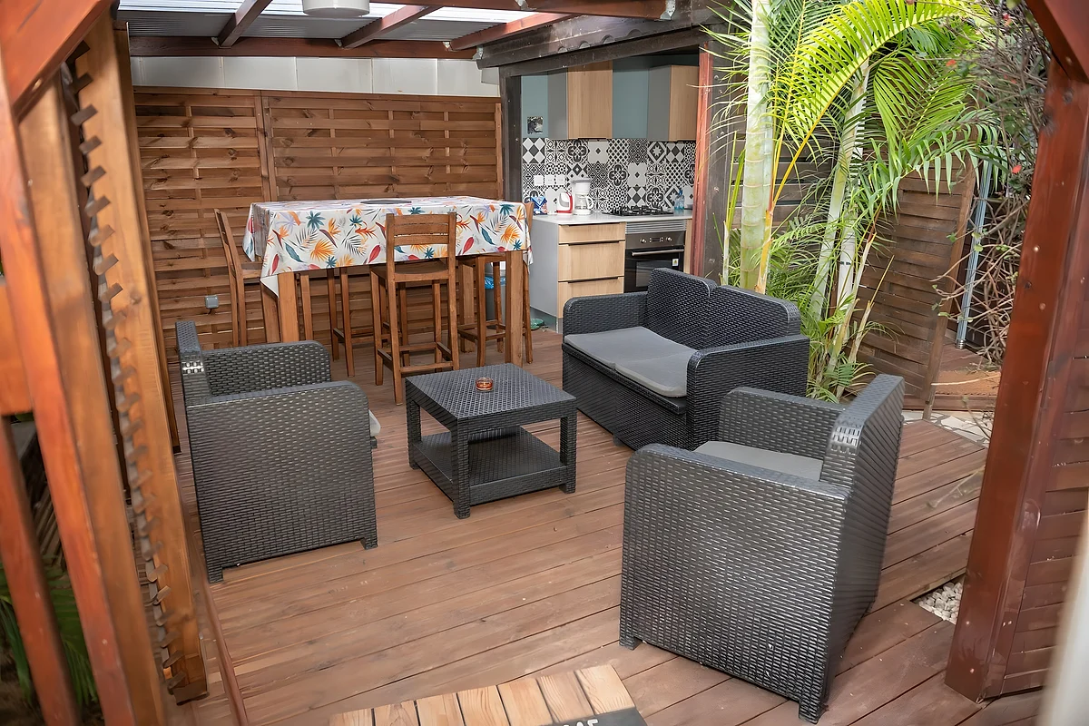 La terrasse couverte du chalet et son salon de jardin