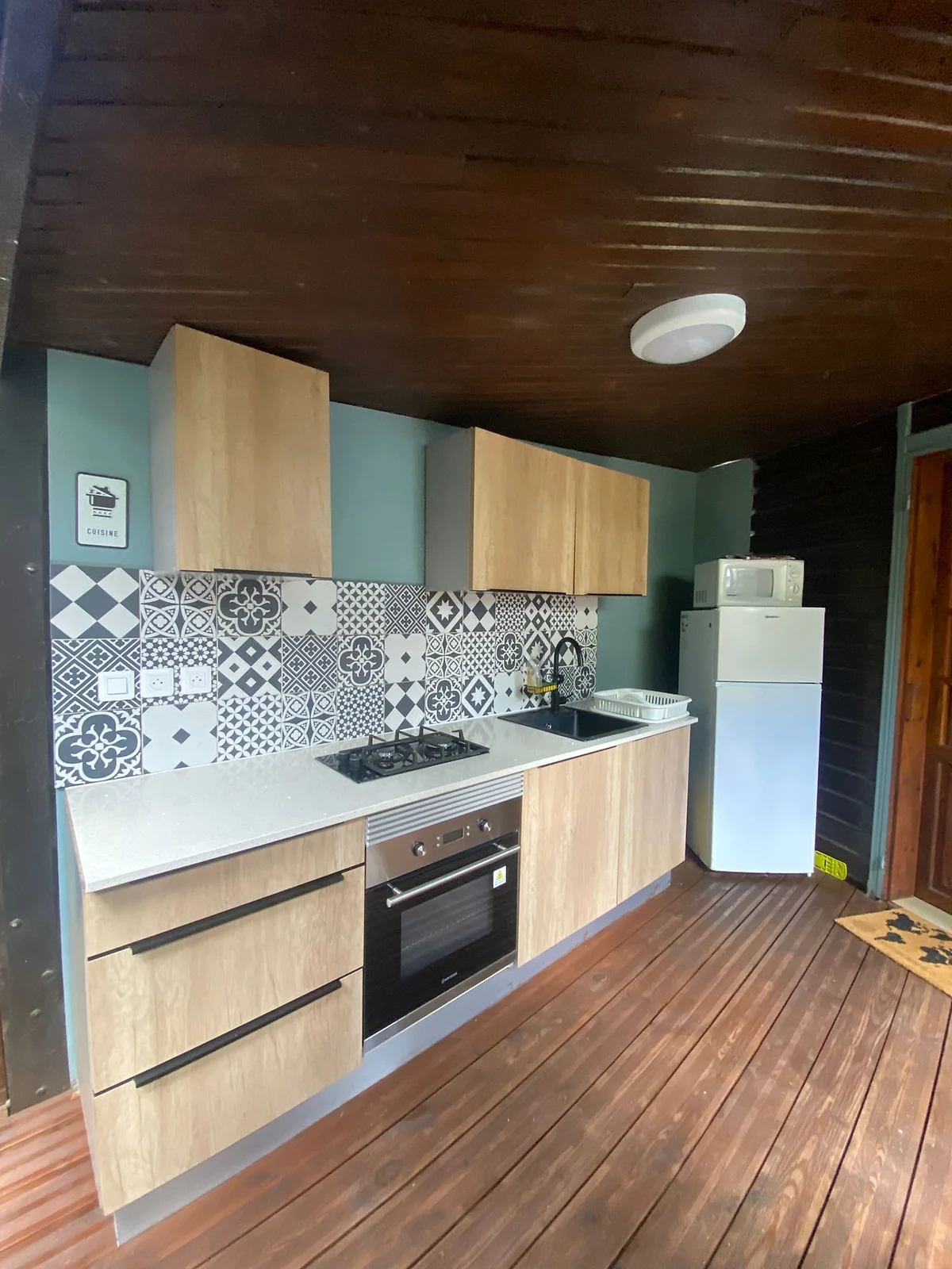 La cuisine du chalet, ses carreaux de ciment et son four