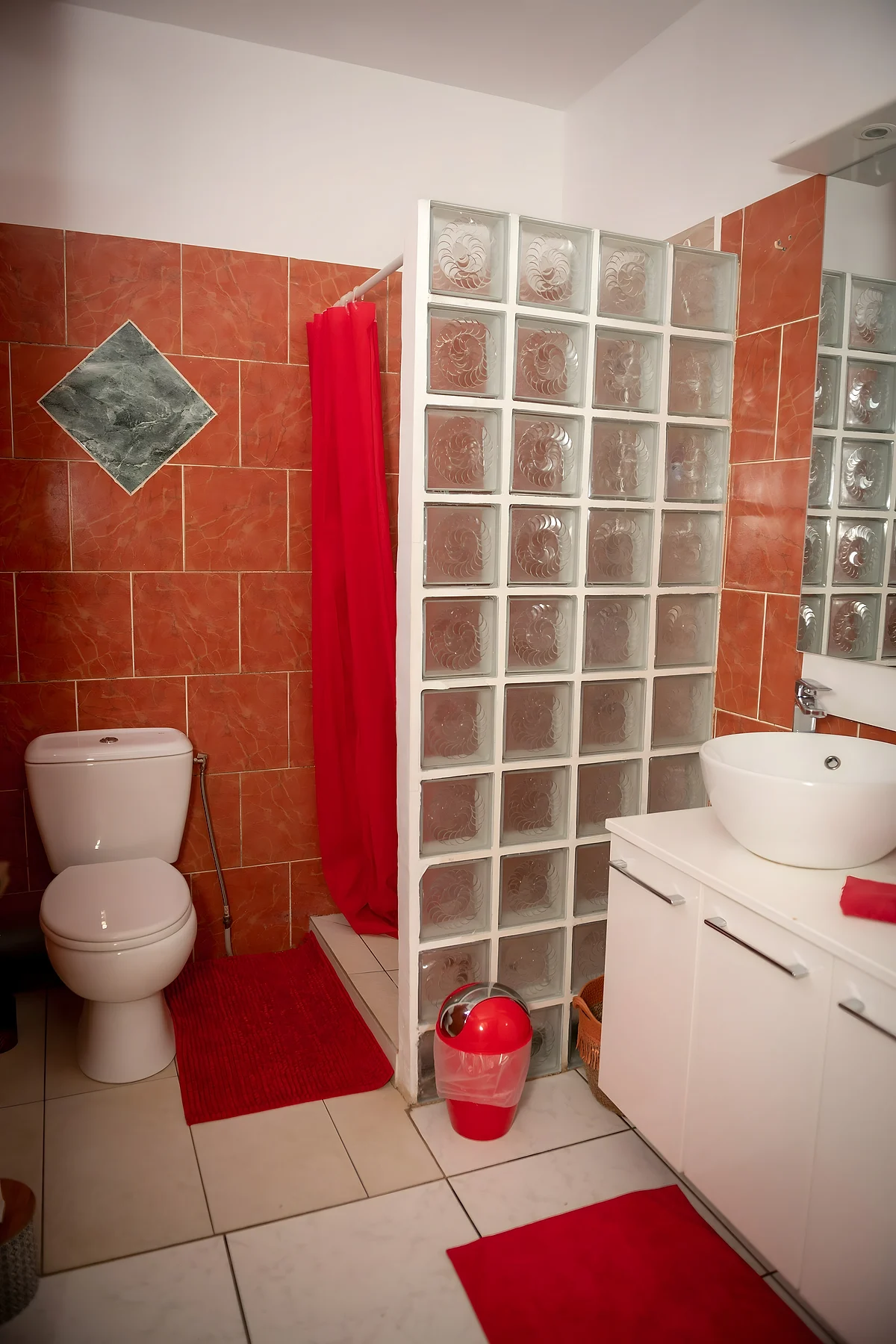 La salle de bain et les toilettes privées de la chambre Hibiscus