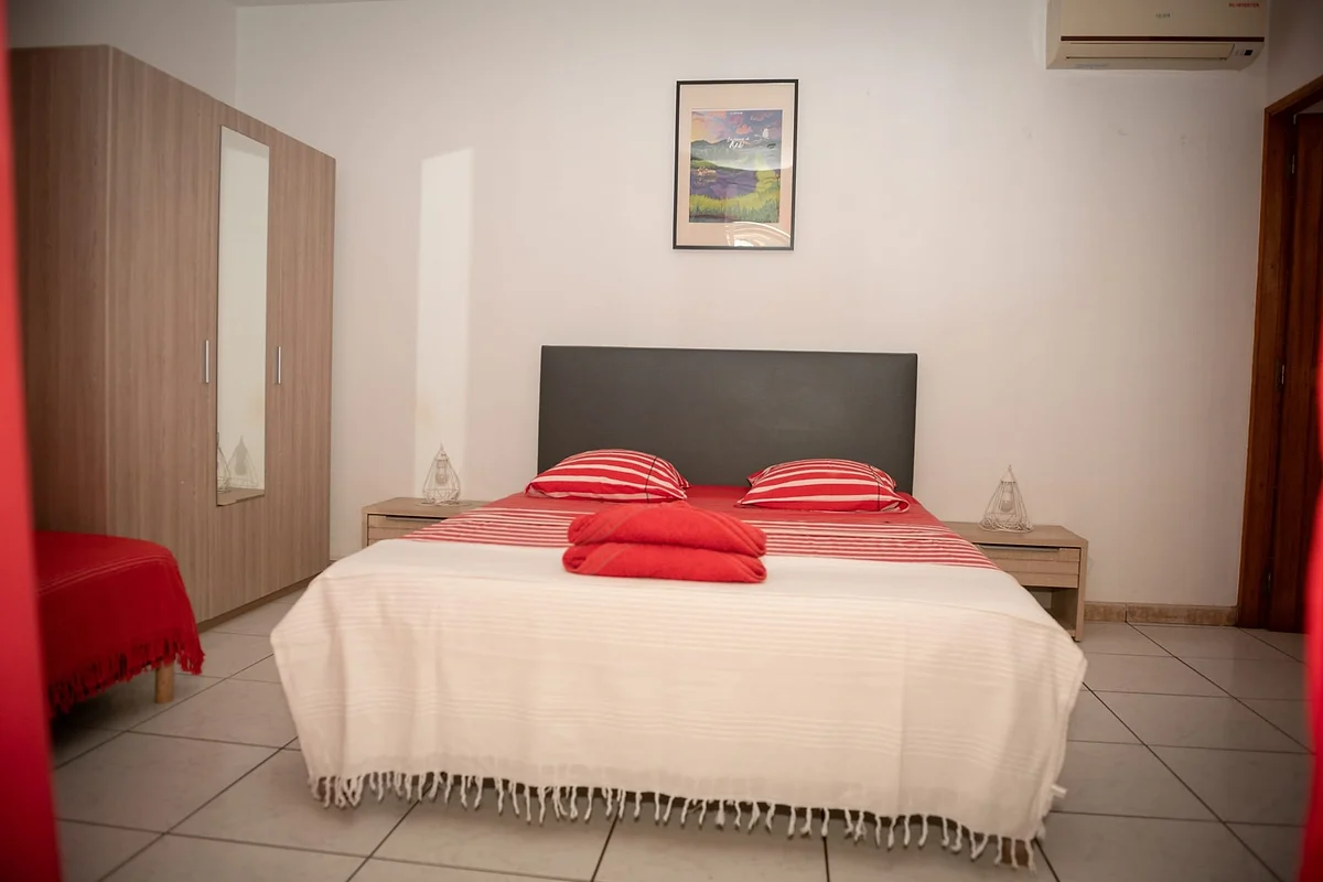 La chambre Hibiscus et son armoire, avec la climatisation