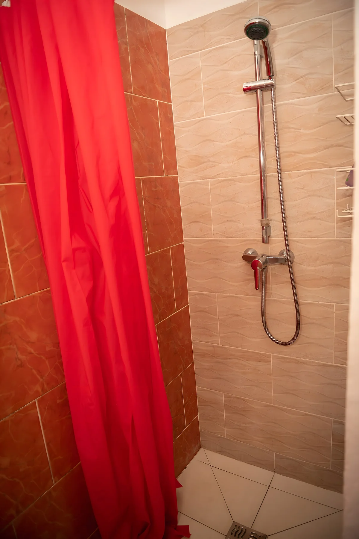 La douche et son rideau rouge