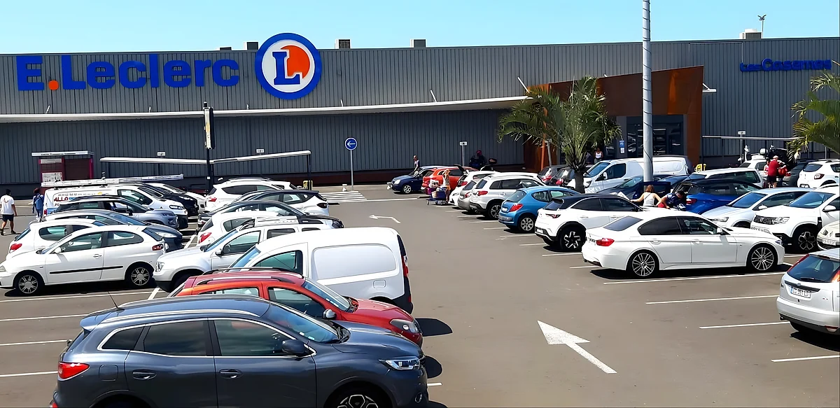 Le parking du supermarché voisin