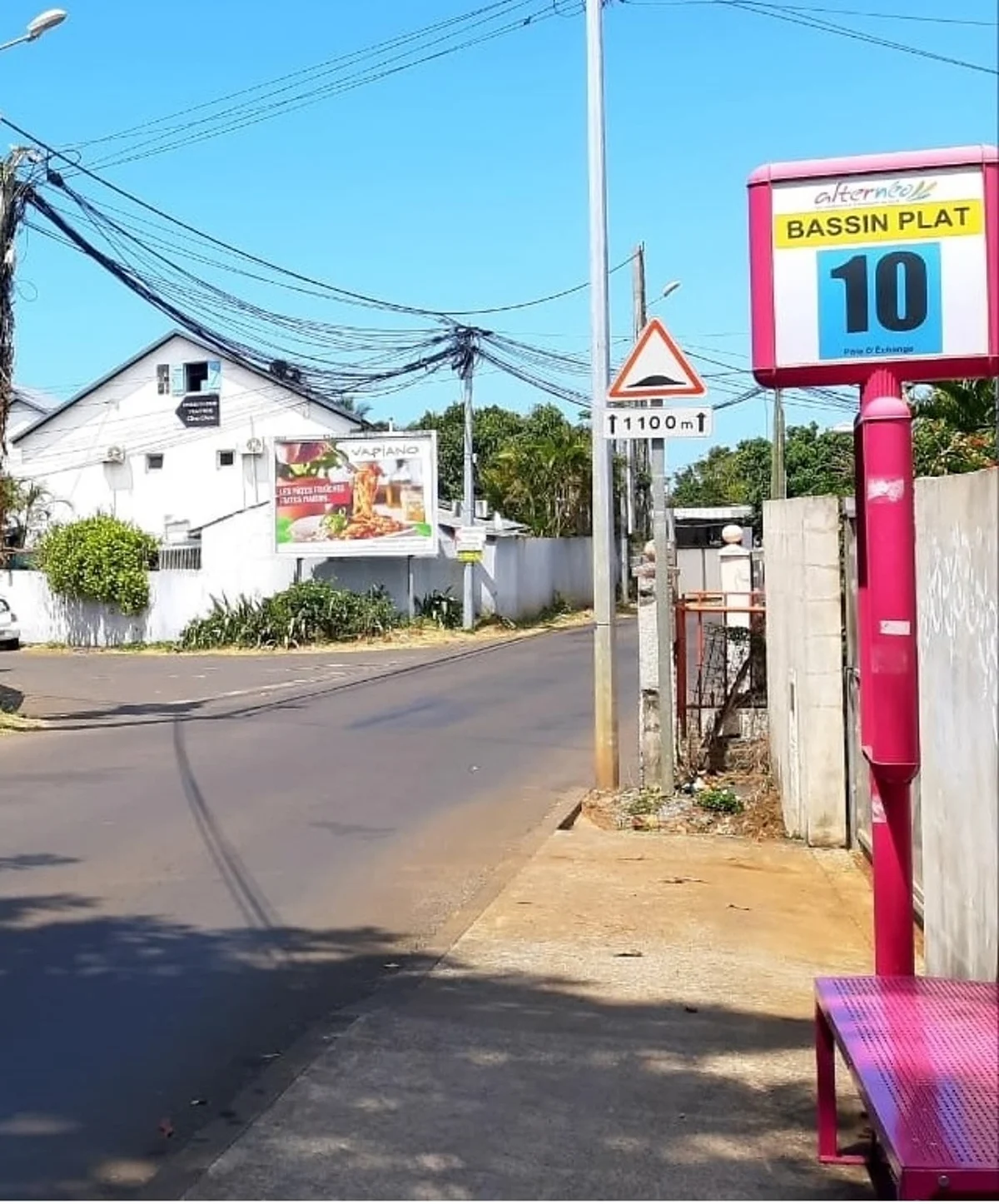 L'arrêt de bus de Bassin Plat, au bord de la route