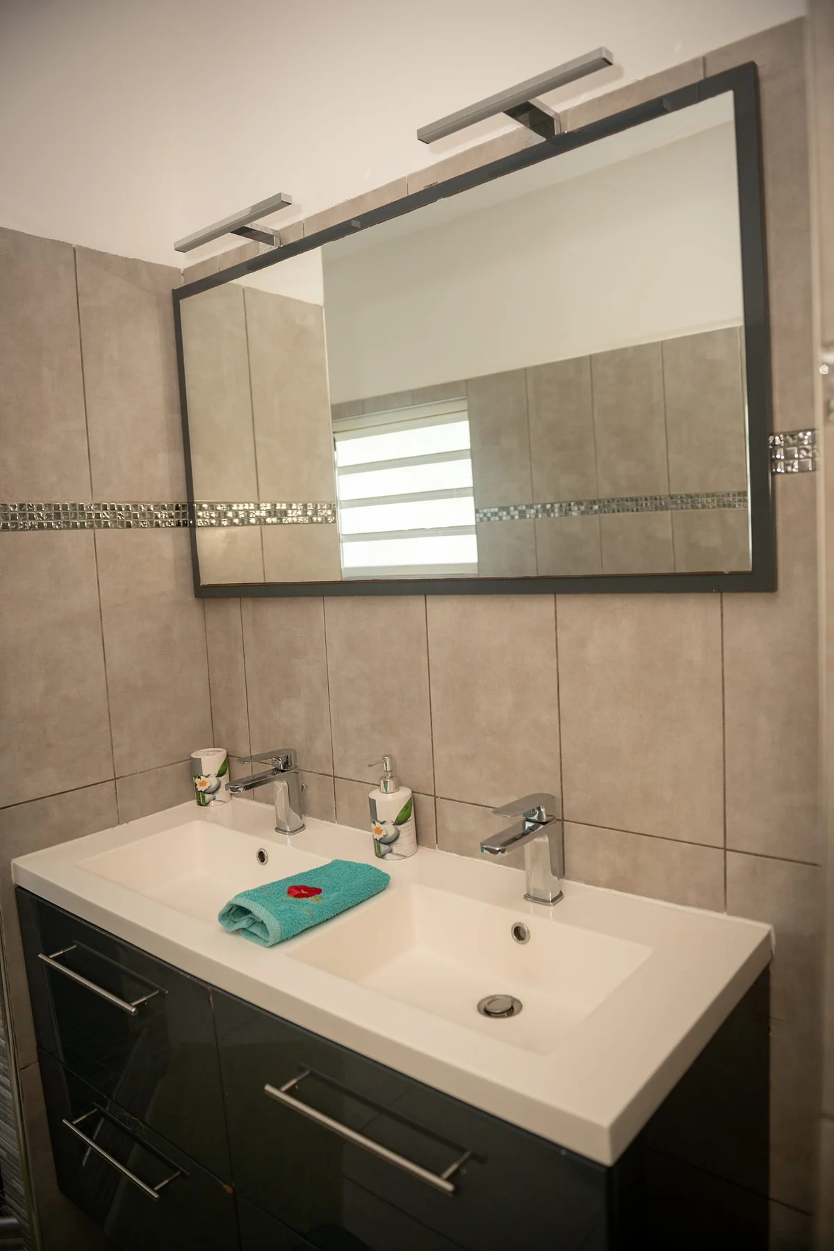 Le double lavabo de la salle de bain