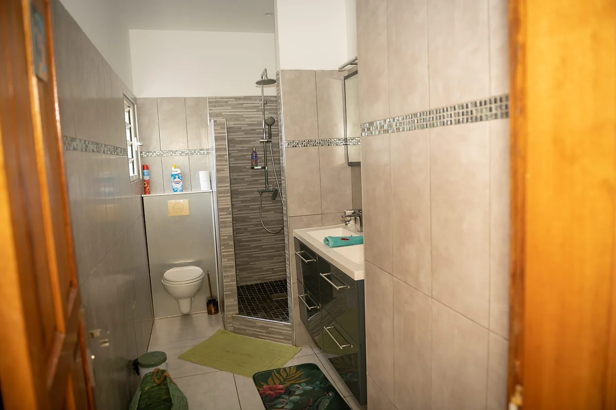 La salle de bain et les toilettes de la chambre Toucan