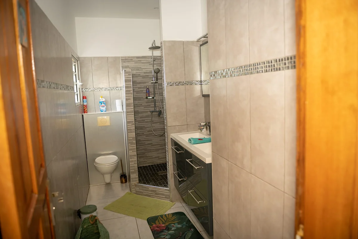La salle de bain de la chambre Toucan, avec douche à l'italienne