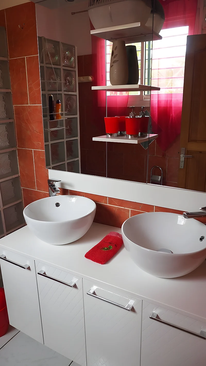 La salle de bain de la chambre Hibiscus, avec ses deux vasques