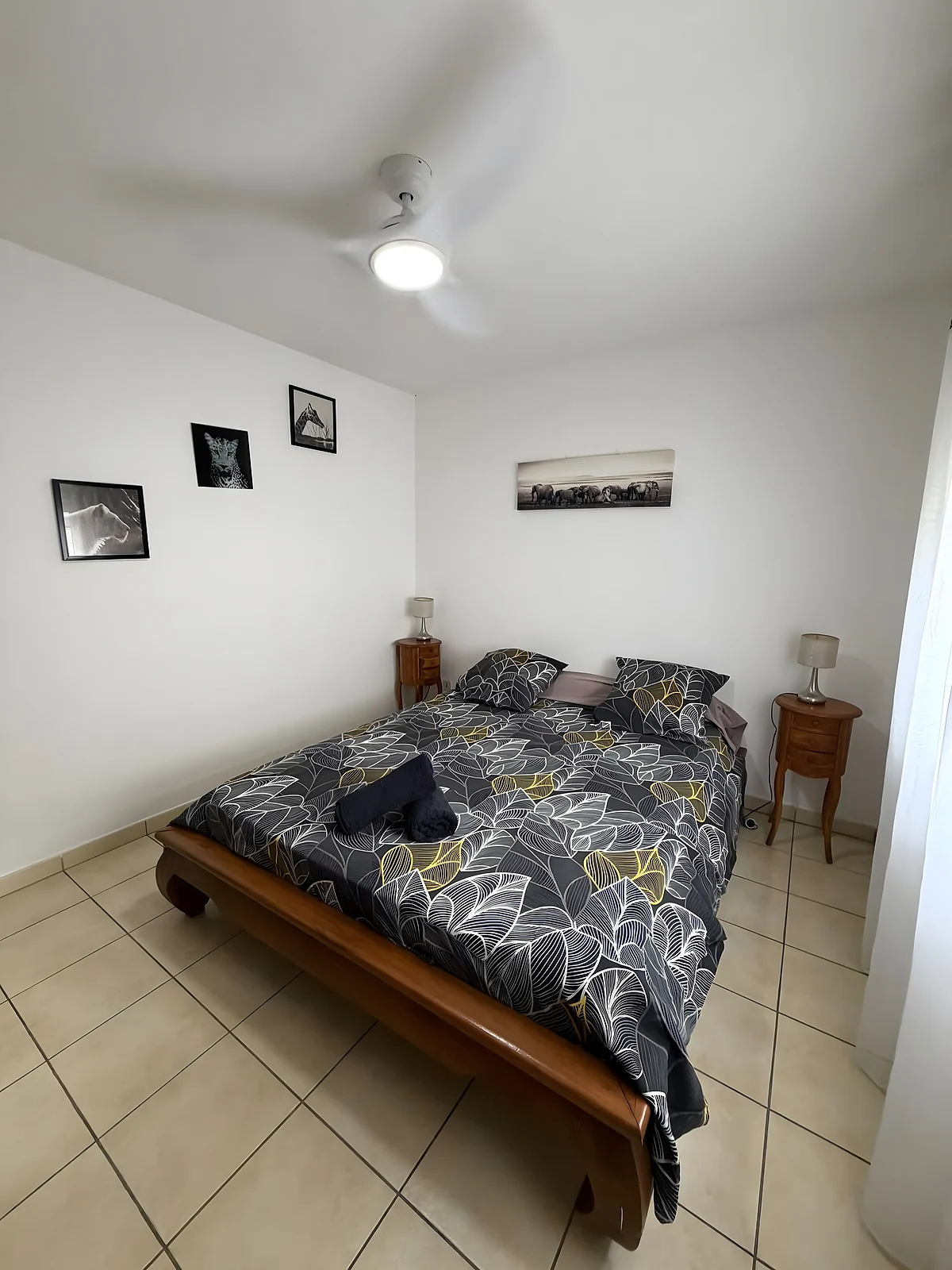 Une chambre de la villa et son lit en bois
