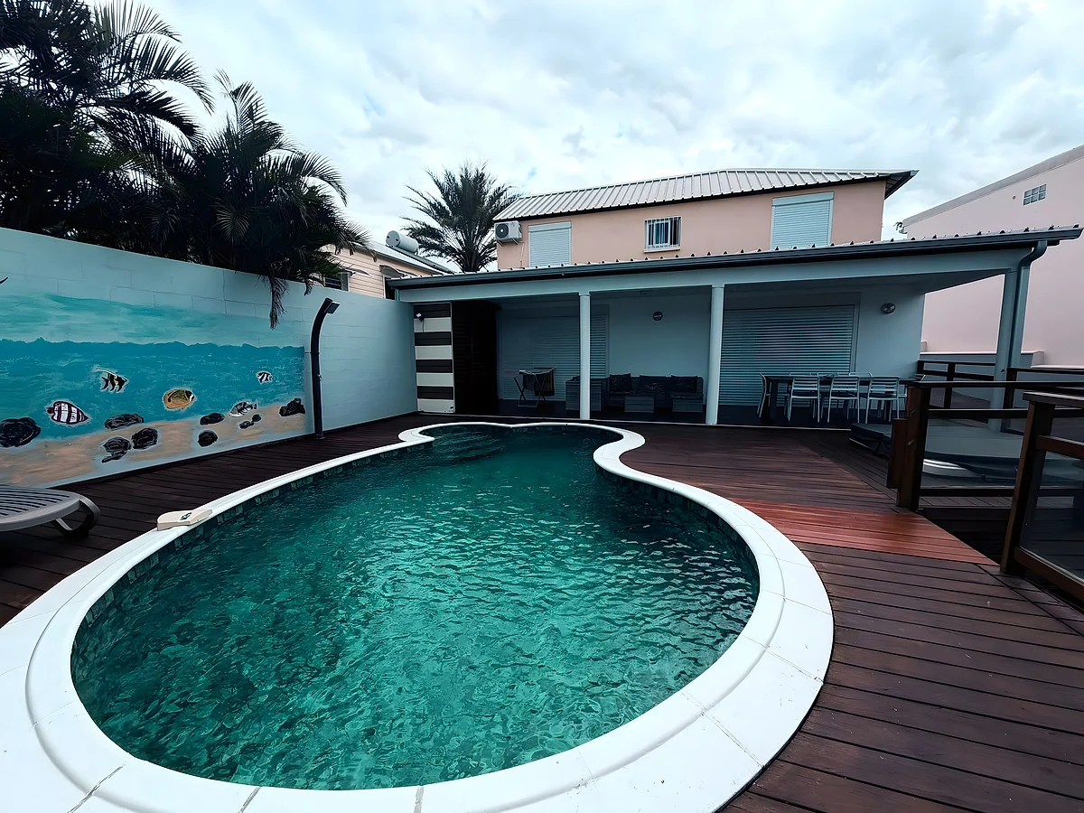 La villa La case à Nath, sa piscine et sa terrasse en bois